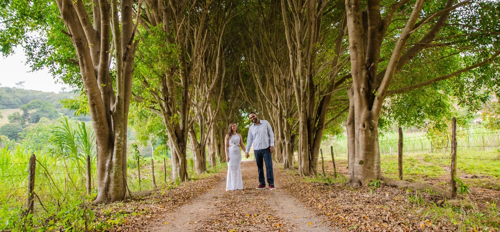 Casal abraçado em meio à natureza