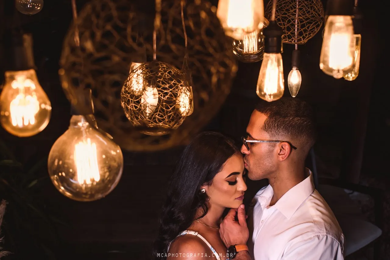 Casal em ensaio pré-wedding ao ar livre