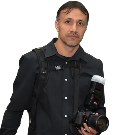 Márcio, fotógrafo do MCA Photografia, segurando sua câmera